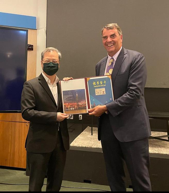 （龚明鑫率团访美，拜会全球知名新创加速器Draper University的创办人Tim Draper，并亲自颁发就业金卡予他。图／国发会提供）