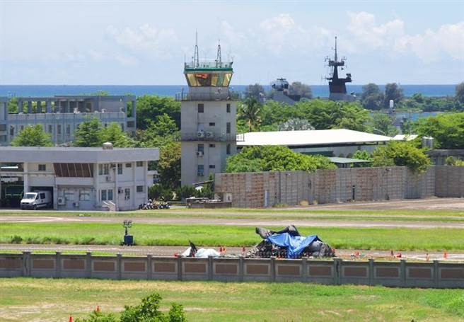 军方用大型帆布将坠毁的直升机盖住。（袁庭尧摄）