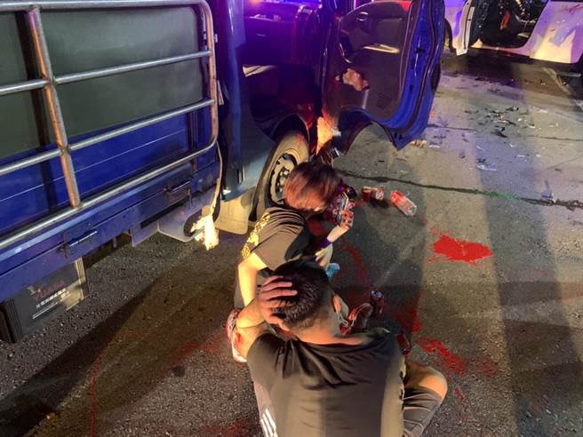 黄姓夫妻赴洗车场讨债，全程开直播，泼漆、砸招牌等叫嚣行为全都录下。（翻摄画面／蔡明亘桃园传真）