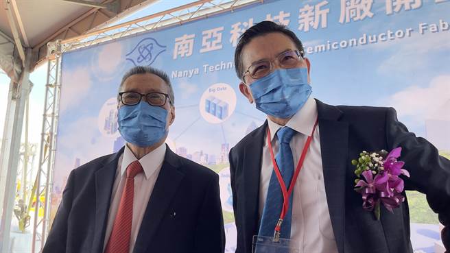 南亚科董事长吴嘉昭（左）及总经理李培瑛（右）接受联访，认为市场预期DRAM第3季的价格下跌属于正常的市场波动。（吕健豪摄）