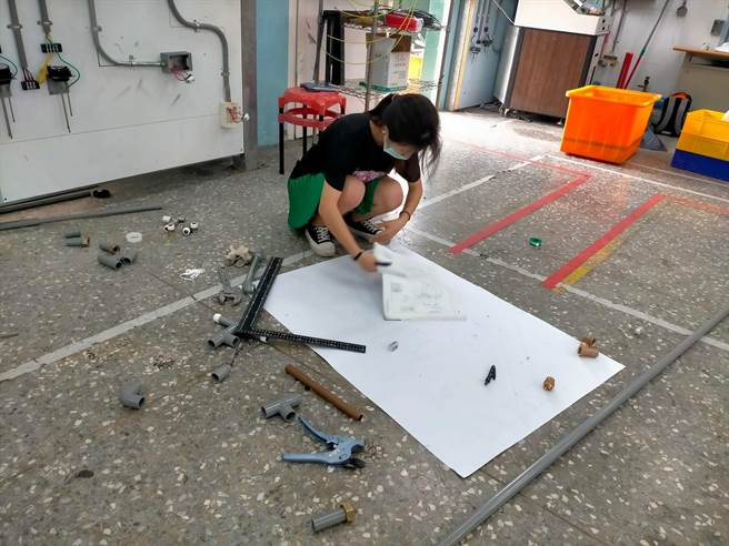 竹南君毅中水电科唯1的女生温于嫺，本月考上丙级配管技术士执照，考前留校加强练习。（君毅中学提供／谢明俊苗栗传真）