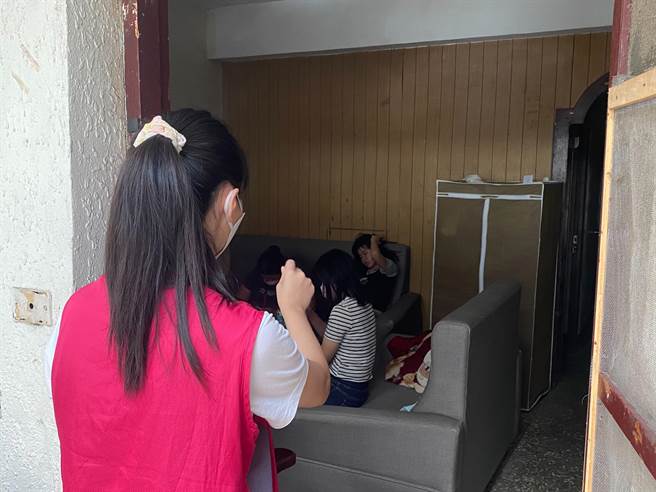 头份市卫生所人员前往邱家协助筛检，才得知邱家家境特殊。（读者提供／谢明俊苗栗传真）