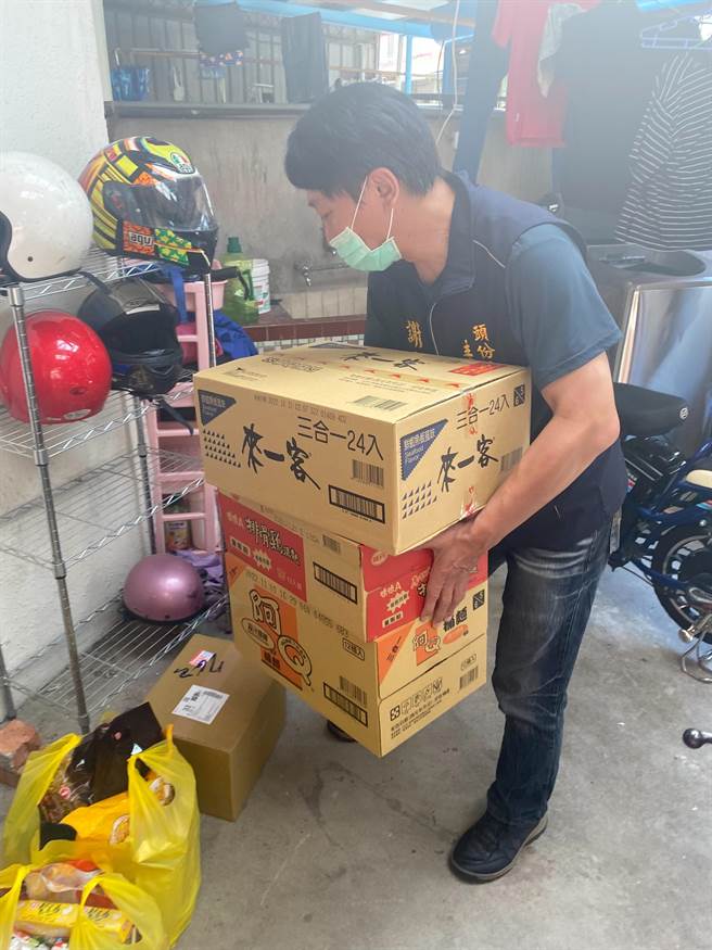 头份市卫生所主任得悉邱家环境困顿，协请市代会运赠泡麵等物资给邱家。（读者提供／谢明俊苗栗传真）