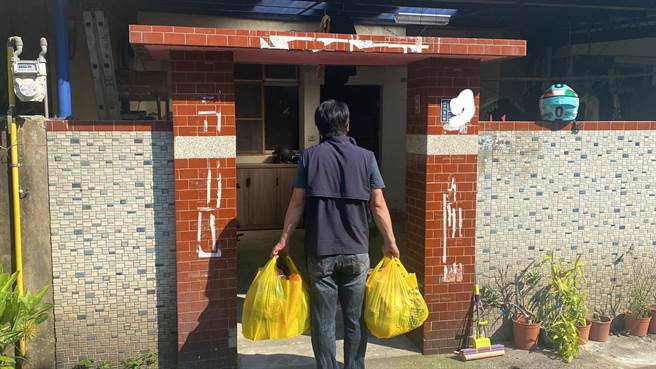 头份市卫生所主任得悉邱家环境困顿，协请市代会运赠泡麵等物资给邱家。（读者提供／谢明俊苗栗传真）