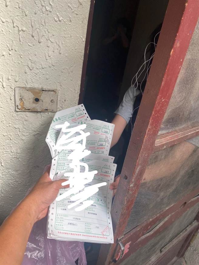 头份市卫生所主任徐春仕协助邱家领药并送往邱家，教导服药注意事项。（读者提供／谢明俊苗栗传真）