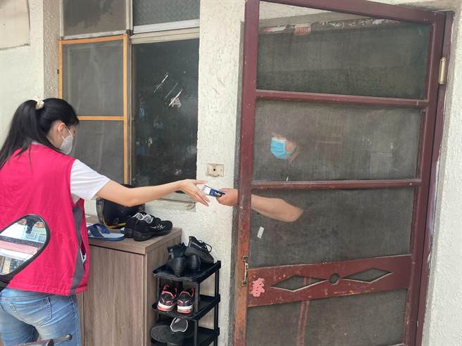 头份市卫生所主任徐春仕协助邱家领药并送往邱家，教导服药注意事项。（读者提供／谢明俊苗栗传真）