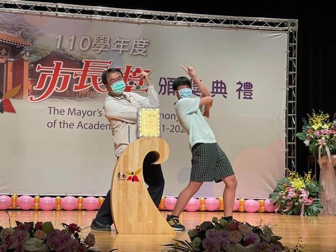 台南市长黄伟哲颁奖给市长奖学生，承诺「只要你比得出动作，市长都陪你拍！」获得好评。(台南市政府提供／曹婷婷台南传真)