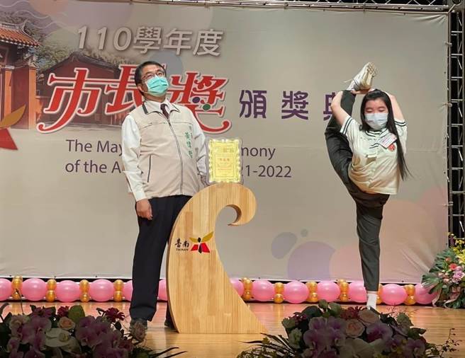 台南市长黄伟哲颁奖给市长奖学生，承诺「只要你比得出动作，市长都陪你拍！」有学生当场一字马，让他看傻眼。(台南市政府提供／曹婷婷台南传真)