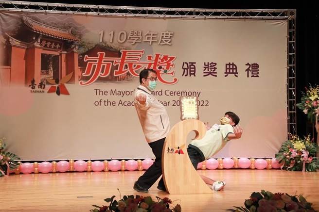 台南市长黄伟哲颁奖给市长奖学生，承诺「只要你比得出动作，市长都陪你拍！」获得好评。(台南市政府提供／曹婷婷台南传真)
