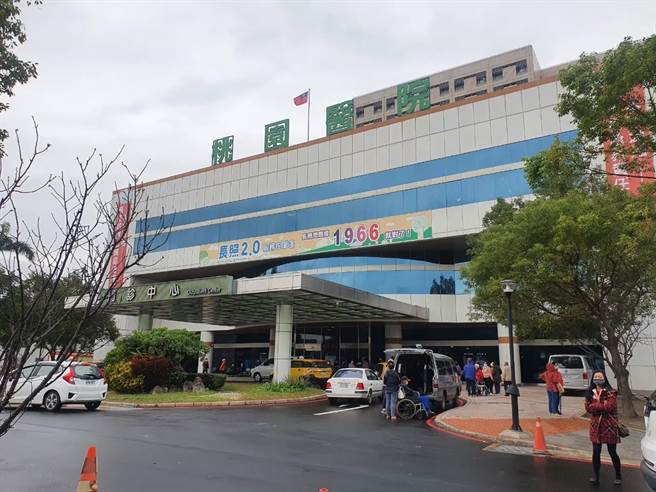 卫生福利部桃园医院整形外科主任医生郑泰如提醒，家中长者若少活动或长期卧床易造成压疮，应定时为长者翻身改变姿势。（陈梦茹摄）