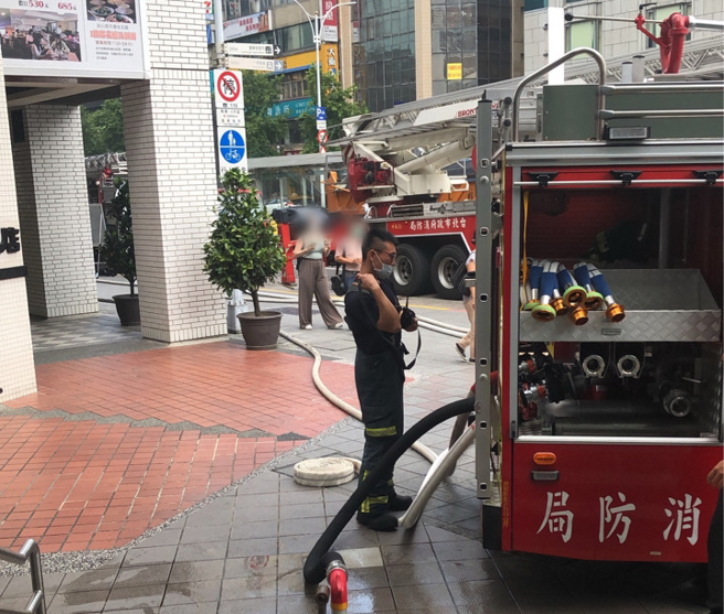 北市松山區兄弟大飯店23日下午1時許發生火災，消防員出動大批人車到場救援。（翻攝自PTT）