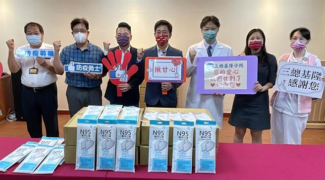 民进党基隆市长参选人蔡适应募集了N95口罩赠送给基隆市的医护人员。（张志康摄）
