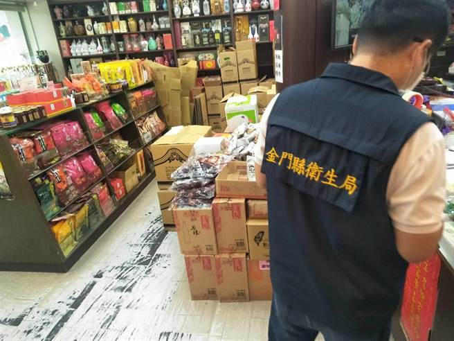 金门县卫生局4-5月赴辖内16家贡糖业抽验原料及成品共45件，重点是检验「黄麴毒素」含量，结果均符合规定。（金门县卫生局提供）