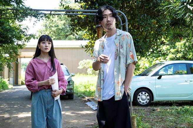 奈绪（左）在《偷情连载中》饰演小三，和柄本佑大谈不伦恋。（CATCHPLAY提供）