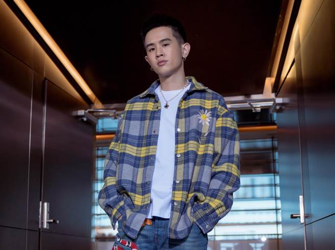 萧易恩近日推出首张数位EP《社畜三部曲》。（ONELEADER提供）