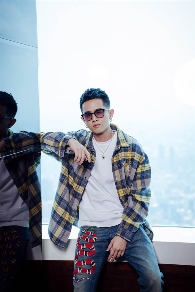 萧易恩近日推出首张数位EP《社畜三部曲》。（ONELEADER提供）