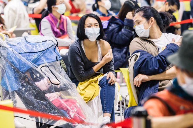 新冠肺目前属于第5类法定传染病，究竟是否降级仍需讨论。图为民眾打疫苗的画面。（本报系资料照）