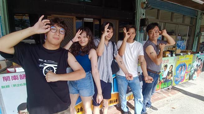 為延續國寶級藝人脫線刻苦耐勞及愛家顧家精神，脫線家族中有7人將脫線藝名親筆簽名字樣刺在手臂上，成為「家族圖騰」。（讀者提供／蔡旻妤台東傳真）