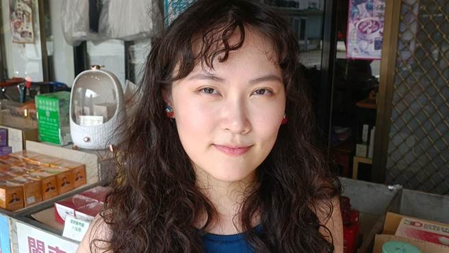 穿著背心、亮出刺青的脫線孫女傅晨大方地說，不覺得刺中文名字奇怪，「這我阿公耶，值得驕傲」。（讀者提供／蔡旻妤台東傳真）