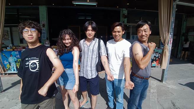 為延續國寶級藝人脫線刻苦耐勞及愛家顧家精神，脫線家族中有7人將脫線藝名親筆簽名字樣刺在手臂上，成為「家族圖騰」。（讀者提供／蔡旻妤台東傳真）