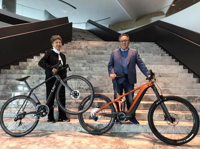 （巨大集团董事长杜綉珍、执行长刘涌昌（右）对2022年营运表现充满信心！图／曾丽芳）