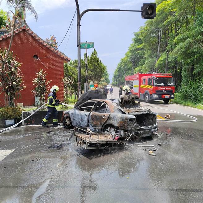 屏东盐埔乡21日发生一起由车祸引发的火烧车意外，杨姓驾驶在警消救护时自述是确诊者。（警方提供／谢佳潾屏东传真）