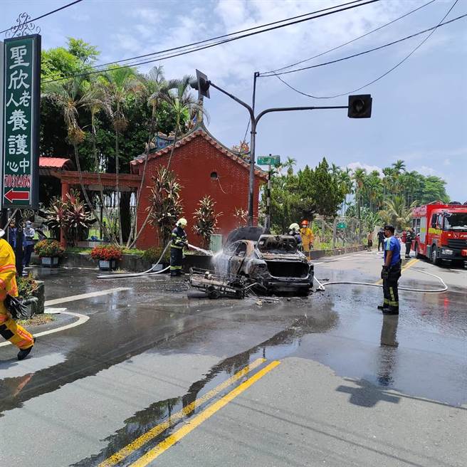 屏东盐埔乡21日发生一起由车祸引发的火烧车意外，杨姓驾驶在警消救护时自述是确诊者。（警方提供／谢佳潾屏东传真）