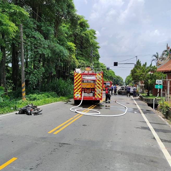 屏东盐埔乡21日发生一起由车祸引发的火烧车意外，杨姓驾驶在警消救护时自述是确诊者。（警方提供／谢佳潾屏东传真）