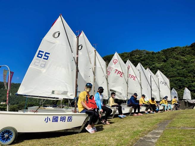 结合在地资源发展海洋永续环境教育的宜兰县苏澳镇岳明国小，今年8月1日起将延伸成国民中小学，该校6年级毕业生都雀跃不已，可以直升国中，继续航向蓝海、无限探索。（岳明国小提供／吴佩蓉宜兰传真）