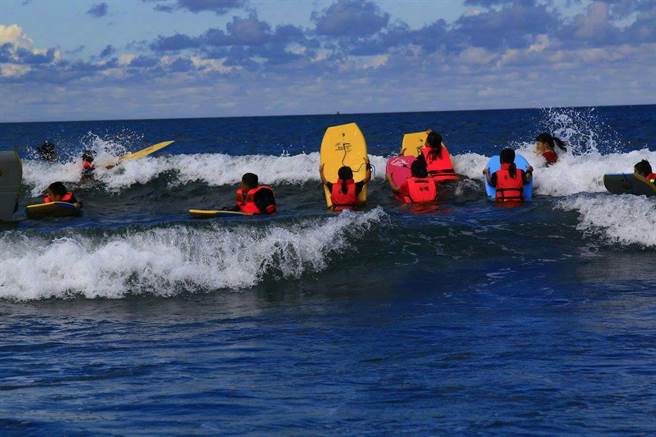 结合在地资源发展海洋永续环境教育的宜兰县苏澳镇岳明国小，今年8月1日起将延伸成国民中小学，该校6年级毕业生都雀跃不已，可以直升国中，继续航向蓝海、无限探索。（岳明国小提供／吴佩蓉宜兰传真）