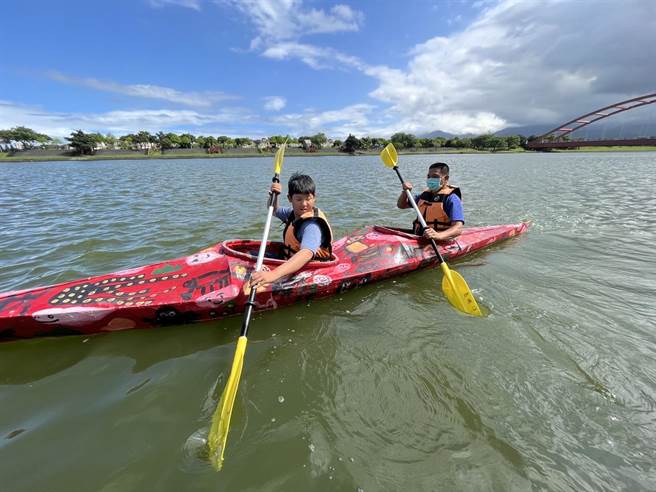 结合在地资源发展海洋永续环境教育的宜兰县苏澳镇岳明国小，今年8月1日起将延伸成国民中小学，该校6年级毕业生都雀跃不已，可以直升国中，继续航向蓝海、无限探索。（岳明国小提供／吴佩蓉宜兰传真）