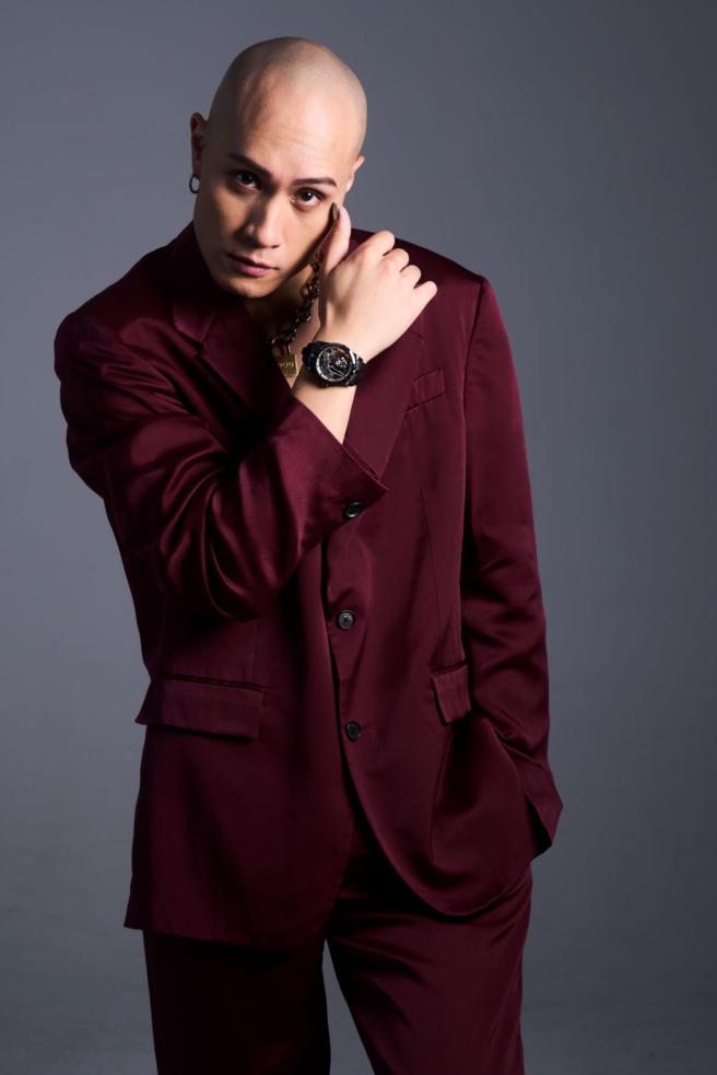 YELLOW黄宣今年除了入围金曲奖歌王，还将担任金曲奖的红毯主持人，是丰收的一年，佩戴要价逾3百万的罗杰杜彼（RogerDubuis）王者系列Excalibur Monobalancier单摆轮陶瓷腕表，奢华破表。（JOJ PHOTO摄，图片企划／中时时尚，服装提供／VERSACE）