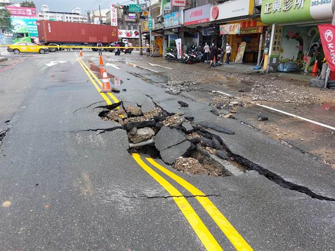 桃园市桃园区桃莺路450号前水管爆裂，大量自来水衝开路面涌出，自来水公司紧急抢修。（翻摄照片）