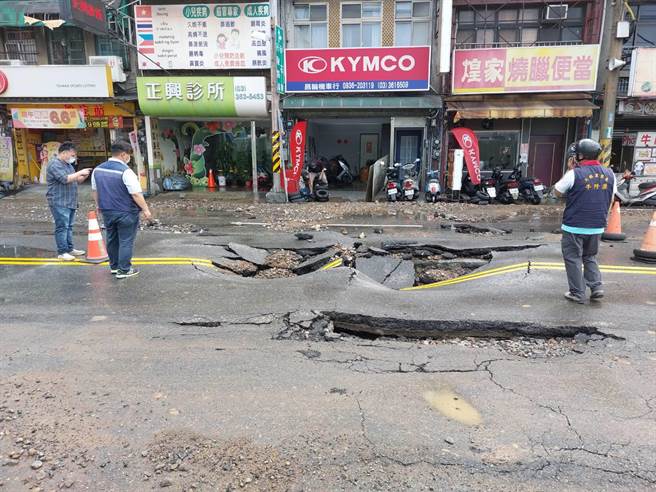 桃园市桃园区桃莺路450号前水管爆裂，大量自来水衝开路面涌出，自来水公司紧急抢修。（翻摄照片）