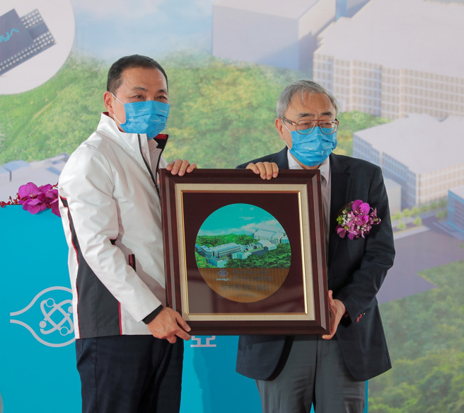 台塑集团总裁王文渊(右)致赠晶圆给新北市长侯友宜(左)。新北市政府提供