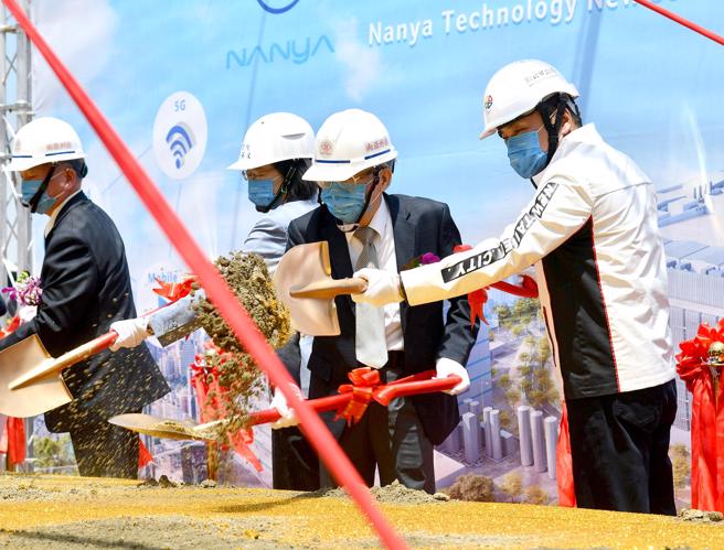 南亚科技今(23)日于新北市泰山区南林科技园区举办动土典礼，投资3000亿元兴建10奈米12吋先进晶圆新厂(右起：新北市长侯友宜、台塑集团总裁王文渊、总统蔡英文)新北市政府提供