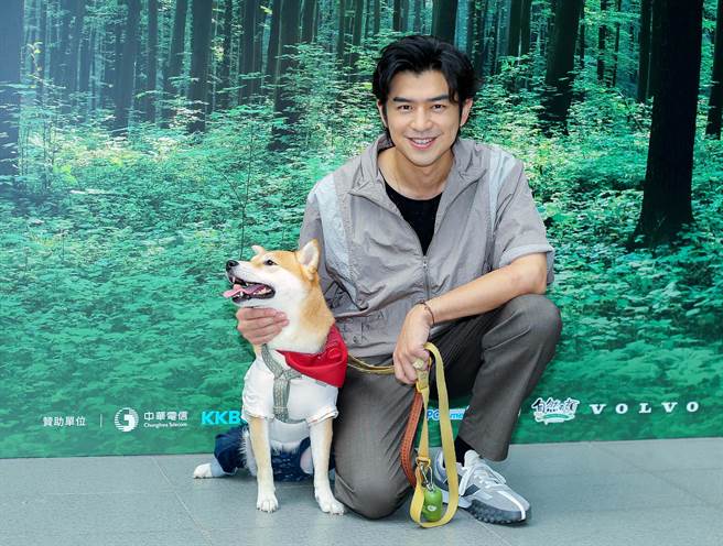陈柏霖带着柴犬Afirui登场。（粘耿豪摄）