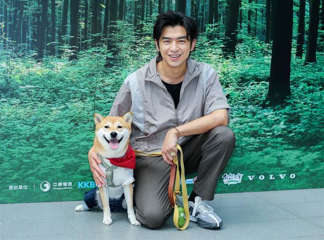 陈柏霖带着柴犬Afirui登场。（粘耿豪摄）