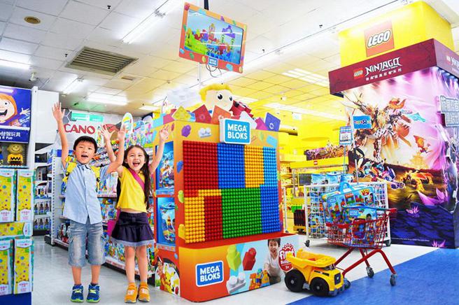 （凯达饭店推出「来凯达玩谊夏」住房专案，9岁以下儿童入住每房再赠「美高积木一分钟玩具大搬家」。图／台北凯达饭店提供）