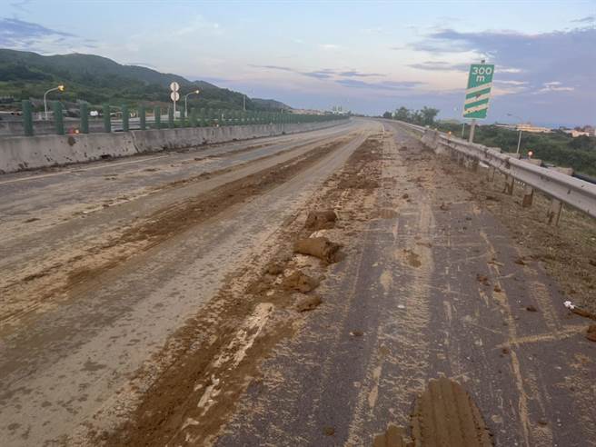 大量泥沙掉落绵延80多公尺。（翻摄照片／李京升苗栗传真）