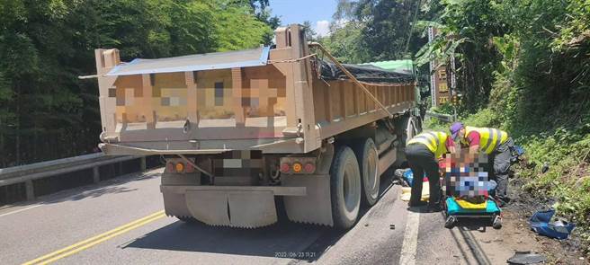 一名重機騎士今午在台7線疑因車速過快，與對向曳引車對撞，陳姓騎士傷重OHCA。（翻攝畫面／蔡明亘桃園傳真）