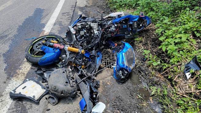 重機車身被撞爛解體。（翻攝畫面／蔡明亘桃園傳真）