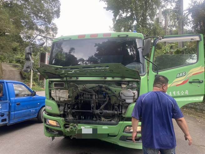 曳引車的車頭被撞出一個凹洞。（翻攝畫面／蔡明亘桃園傳真）