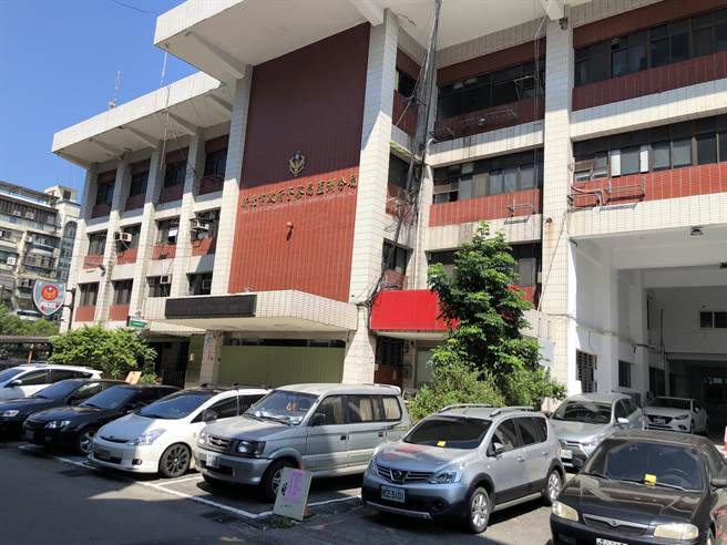 蘆洲警分局舊廳舍由於是海砂屋被判定為危樓，也經歷921地震造成主結構受損，因此預計將拆除並改建為平面停車場。(蘆洲警分局提供)