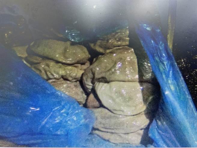 大陆籍铁壳渔船上，载运有约6吨猪肉制品。（台中海巡队提供）