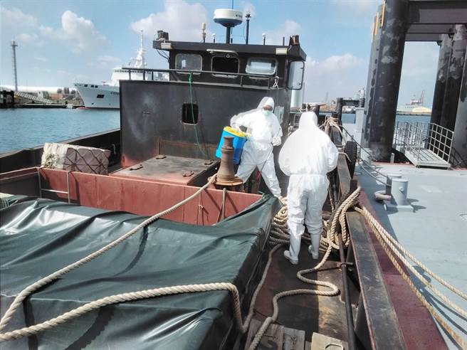 台中海巡队将该船张姓船长及船员等4员押返台中港海巡基地码头侦办。（台中海巡队提供）