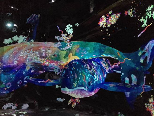 teamlab团队首度到南台湾展出，高雄场地独有设计完整搭配挑高空间，加上多重镜面设置，互动区域品质再提升，想带给南部民眾不一样的全新飨宴。（崔正纲摄）