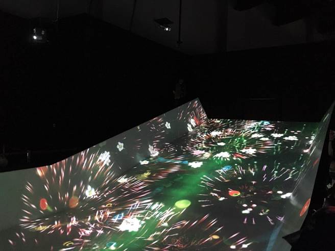 「滑梯水果园」 这是水果生长的溜滑梯，坡上生长着各种各样的水果，球也在弹跳，你成为阳光，滑下斜坡。当你的身体与球发生碰撞时，你的阳光能量就会传递给它们，它们会向各个方向飞去。当球与果实碰撞时，果实将开始生长。（崔正纲摄）