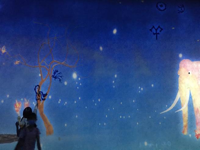 「远古神灵故事」当触控式萤幕幕上的符号时，它们会演变成他们所代表的图像。随着这种触觉功能创造出更多的图像，如一只鸟落在树上，一只绵羊从狗身上跑开，一只绵羊在孩子接近它时跳舞。（崔正纲摄）