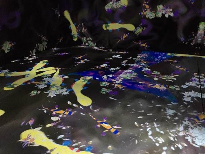 首度到南台湾展出，高雄场地独有设计完整搭配挑高空间，加上多重镜面设置，互动区域品质再提升，想带给南部民眾不一样的全新飨宴。（崔正纲摄）